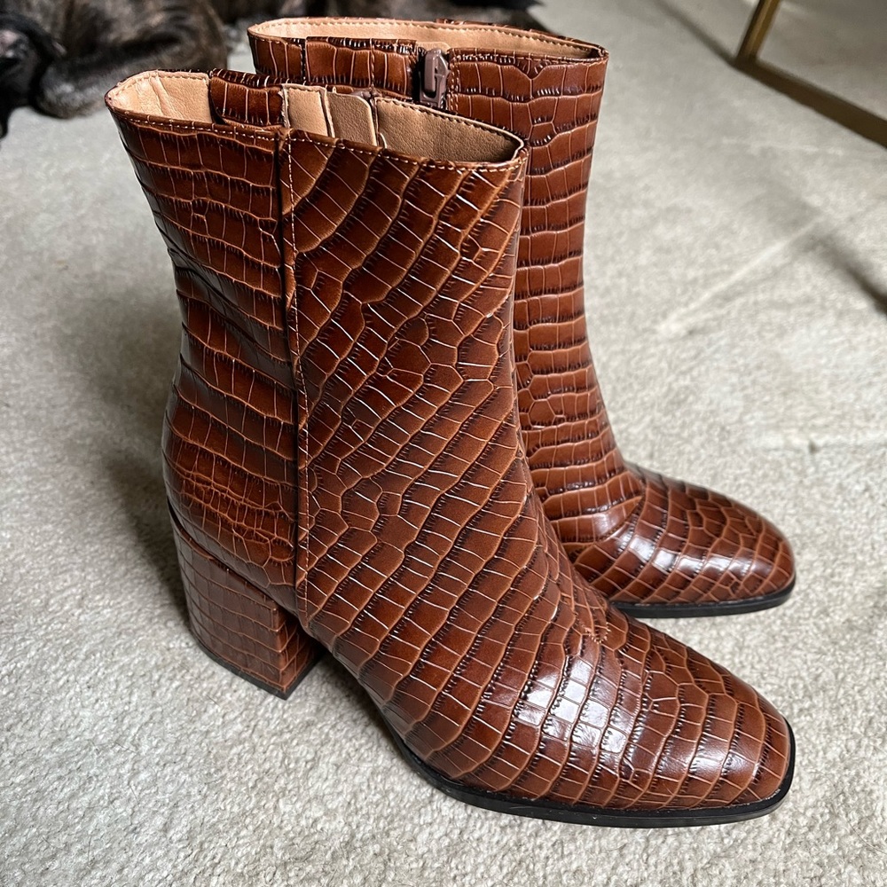 Vionic Harper croc embossed boots Size 8